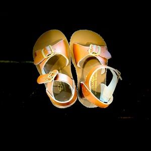 Like new Saltwater sandal in brown size 6